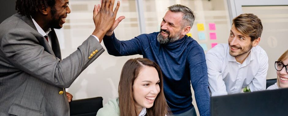 Een team van werknemers dat samenwerkt met innovatieve AI HR-tools om de betrokkenheid te verhogen.