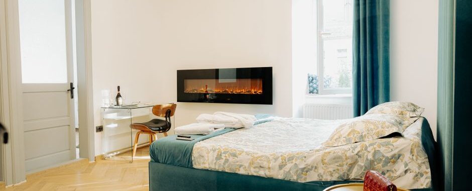 Een moderne luxe elektrische haard in een stijlvol ingericht interieur met warme verlichting.