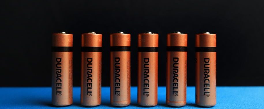 Een moderne thuisbatterij geïnstalleerd in een woning voor energieopslag.